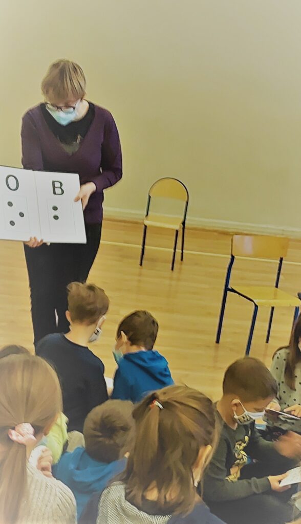 Justyna z tablicą z sześciopunktem