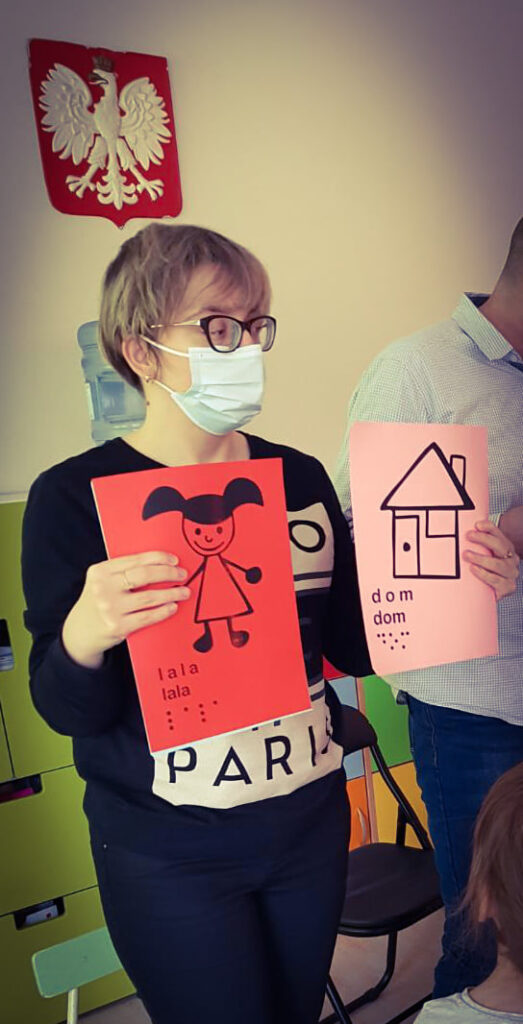 Justyna i Łukasz pokazują rysunki 