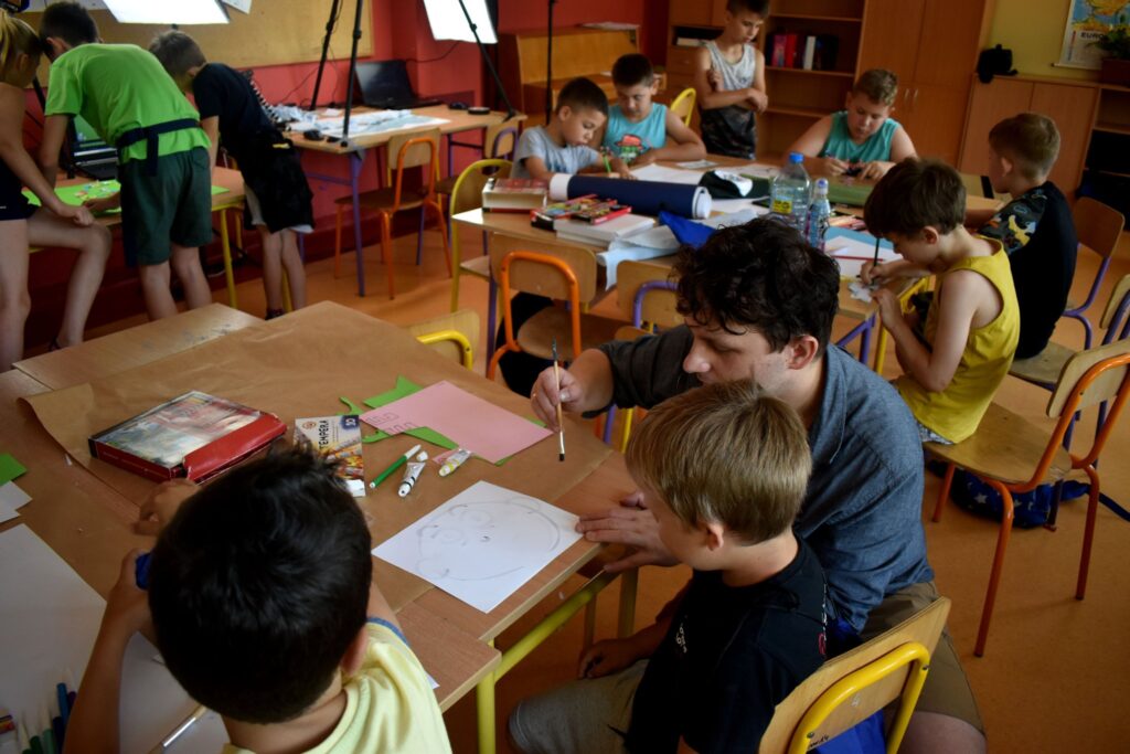 Adrian Jackowski udziela rad młodym uczestnikom warsztatów