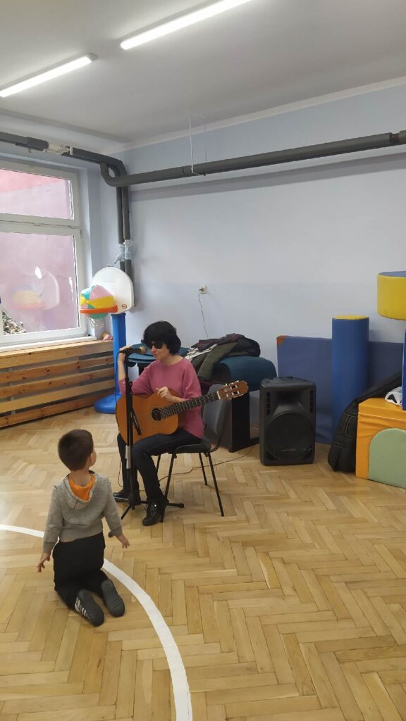 Kasia gra na gitarze 