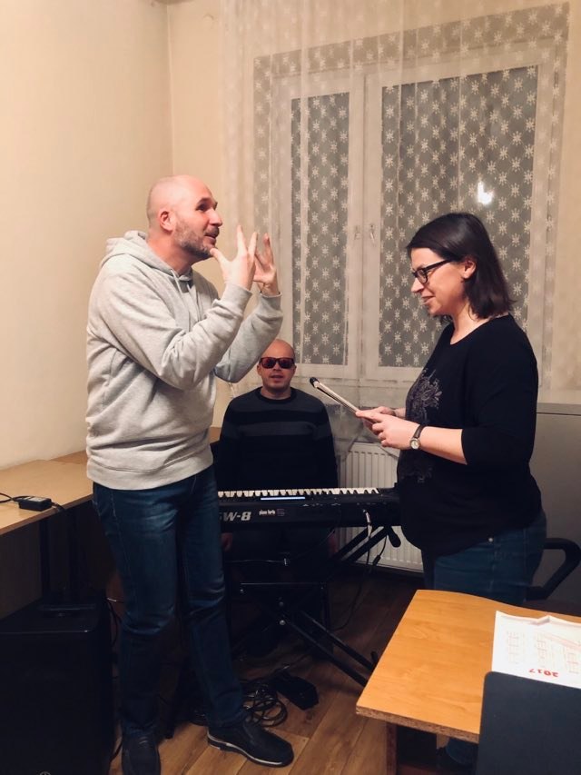 Grzegorz, Łukasz gestykuluje i uczestniczka z tekstem 