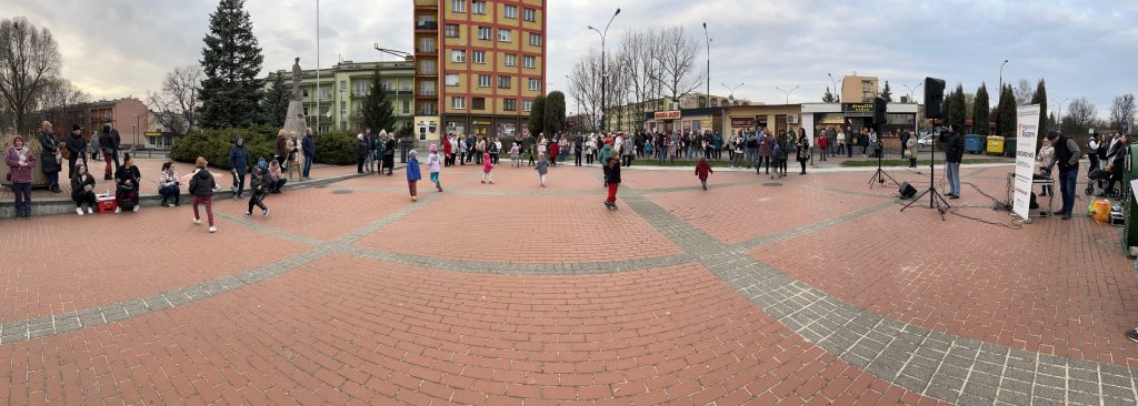 Panorama: publiczność na placu im. gen. J. Bema i Łukasz Baruch