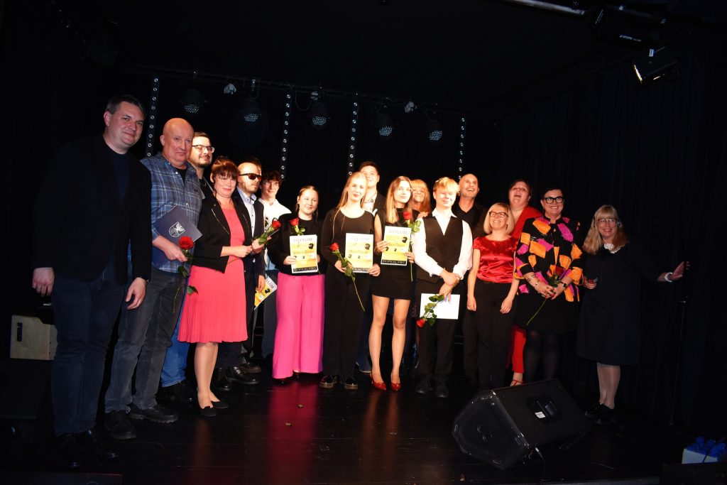 Finał czyli foto grupowa: Prezydent Dąbrowy Górniczej, jurorzy, (Piotr Bukartyk, Paweł Nodzak, Vitalina Duda) wszyscy artyści z konkursu, muzyk Grzegorz Dowgiałło, zarząd Fundacji "Wygrajmy Razem" (Łukasz Baruch, Karolina Żelichowska), zaproszeni goście: piosenkarka Aleksandra Nykiel, Bożena Borowiec (wiceprezes PFRON) i dziennikarka Beata Tomanek.