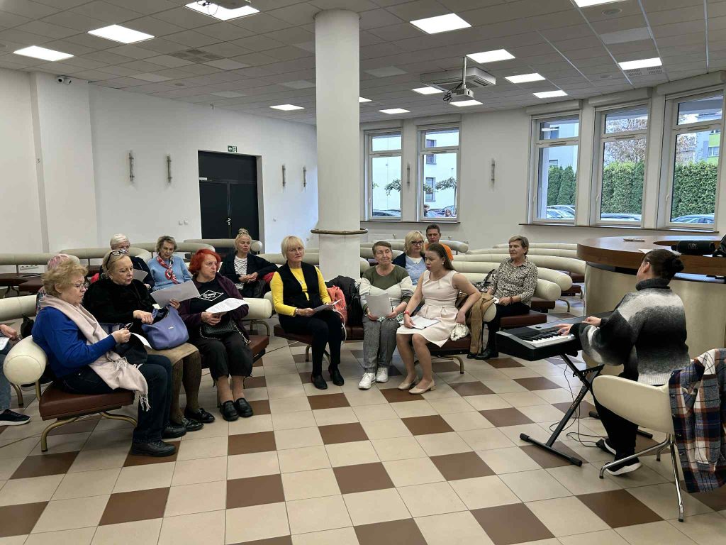 Uczestnicy chóru wraz z Vitaliną Dudą - trwają warsztaty.