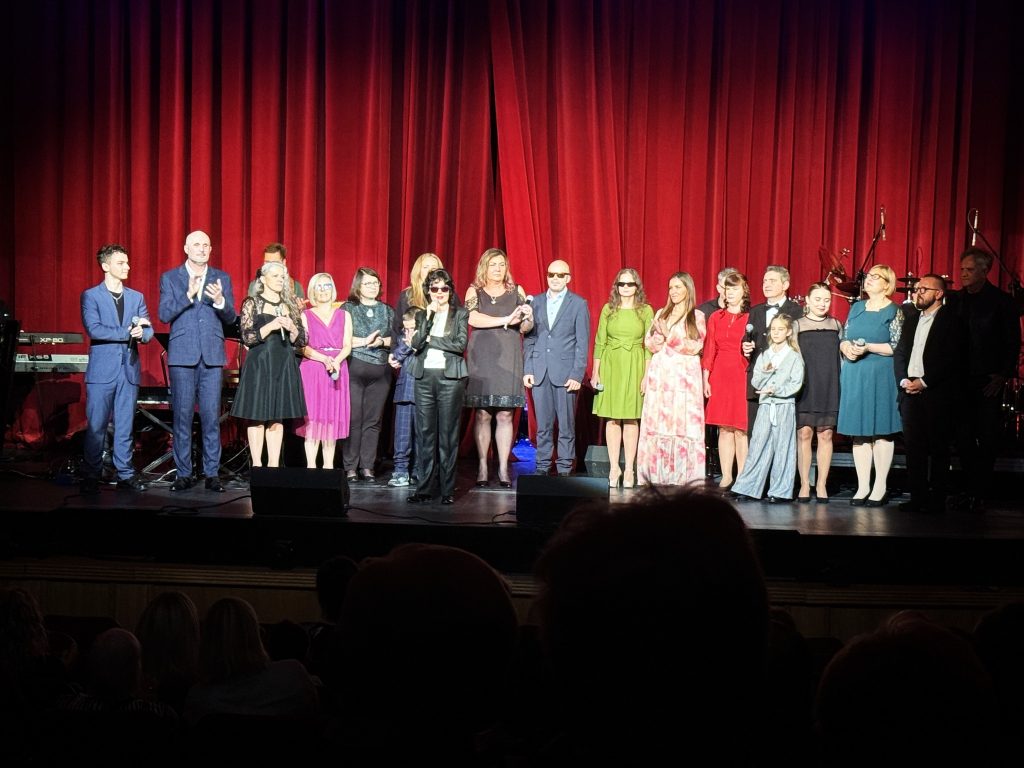 Finał pierwszej części koncertu - Katarzyna Nowak i wszyscy wokaliści koncertu z piosenkami kabaretowymi na scenie.
