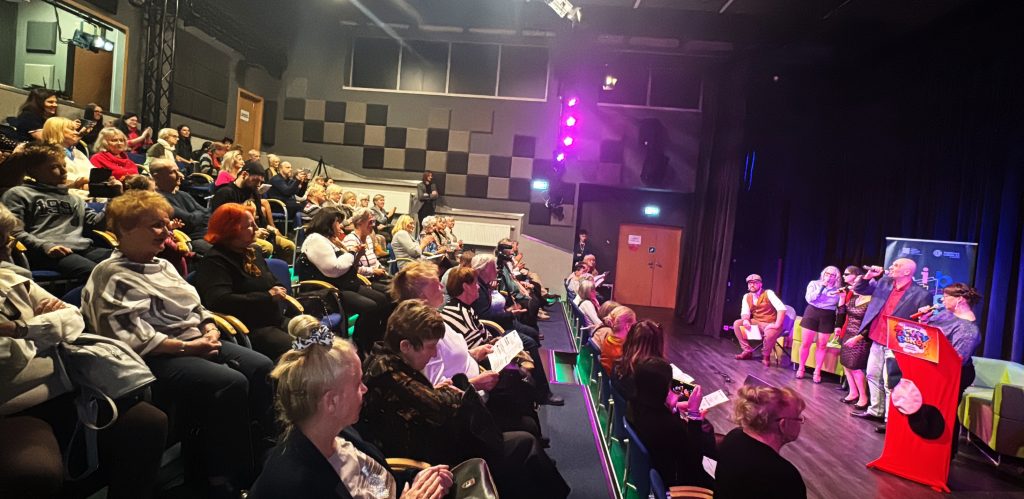 Finał - artyści i publiczność, która otrzymała śpiewniki z tekstami Agnieszki Literackiej - wspólna zabawa.