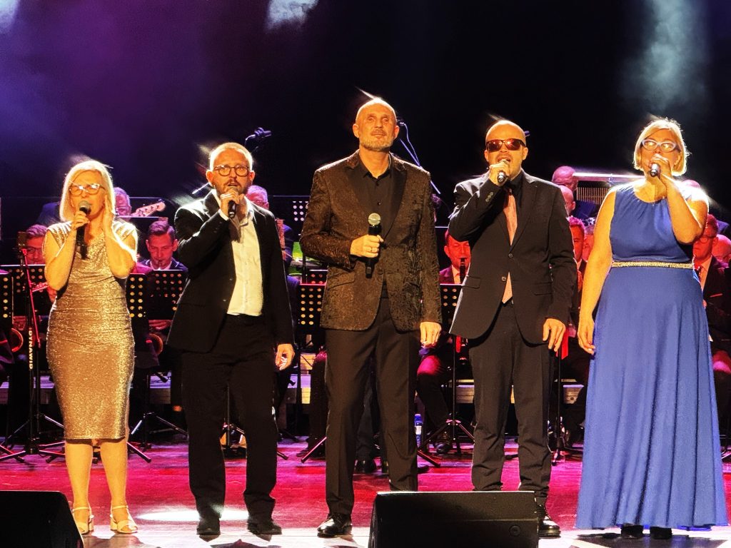 "Mezalians Art" czy;i: Koralina Żelichowska, Mariusz Trzeciak, Łukasz Baruch, Grzegorz Dowgiałło i Iwona Zięba.