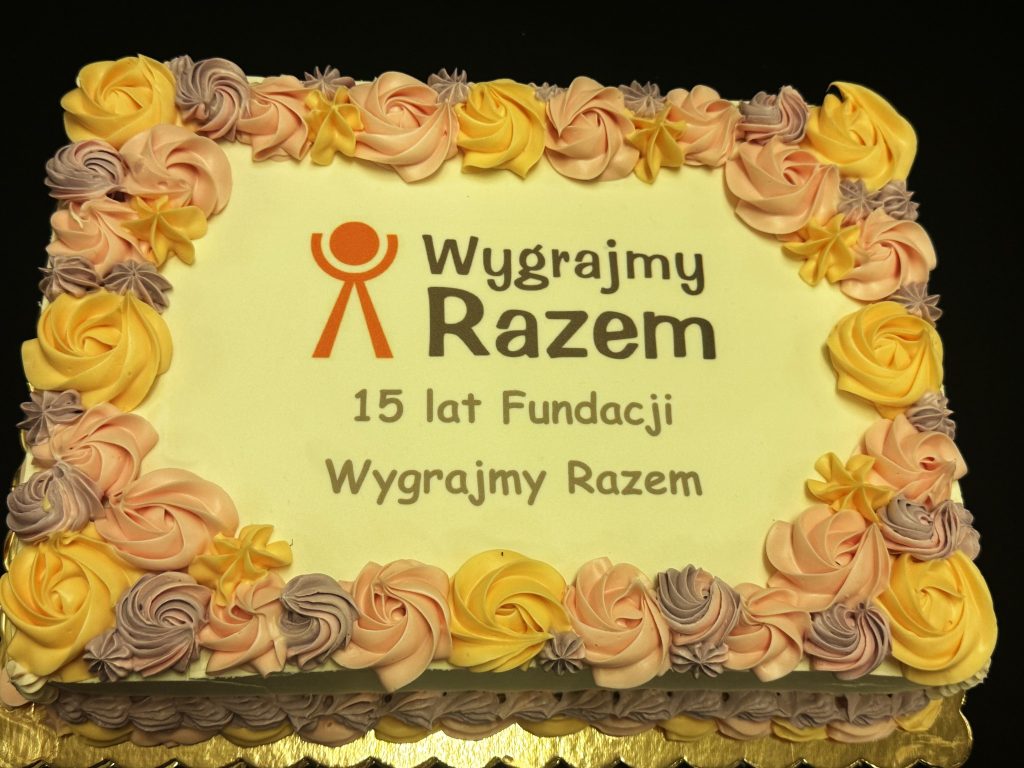 Urodzinowy tort - logo fundacji i podpis: 15 lat Fundacji "Wygrajmy razem"