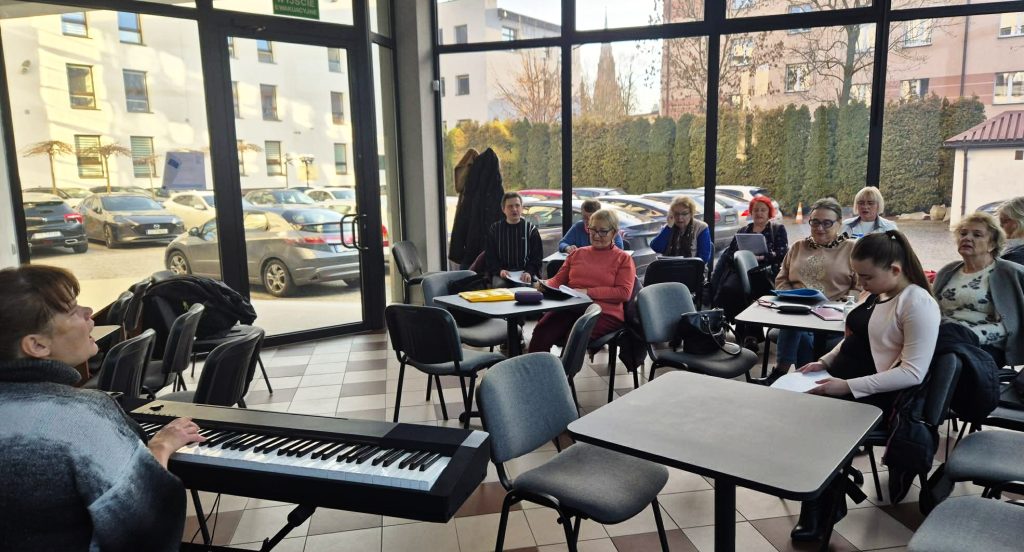 Chór Cantabille - Vitalina gra na klawiszu i śpiewa z solistami.