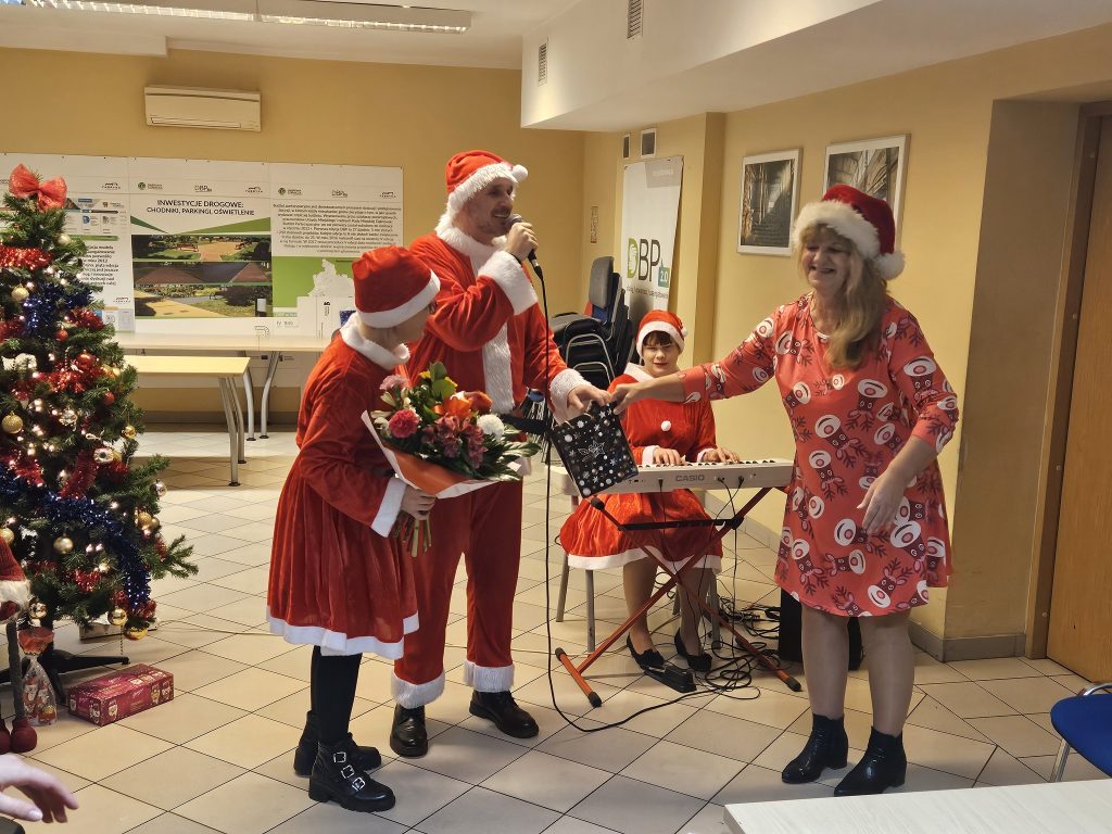 Ewa otrzymuje kwiaty i upominek od zespołu Fundacji "Wygrajmy Razem"