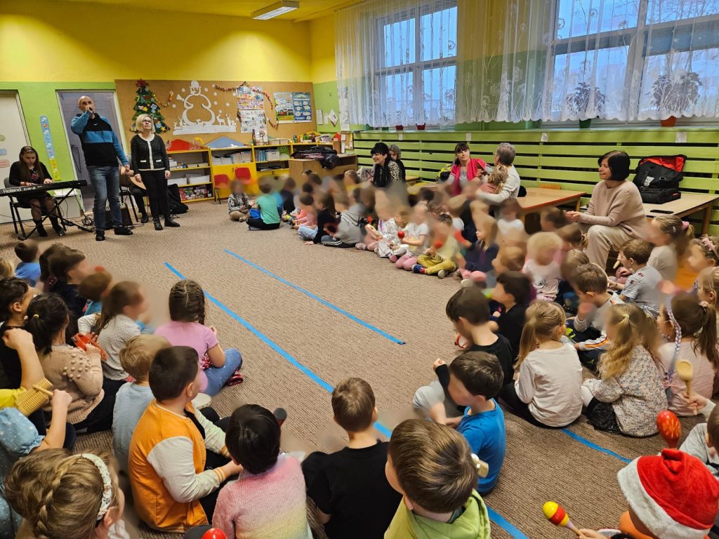 Dzieci, Łukasz Baruch, Karolina Żelichowska i Rita gra na klawiszu. Niektóre dzieci mają grzechotki.