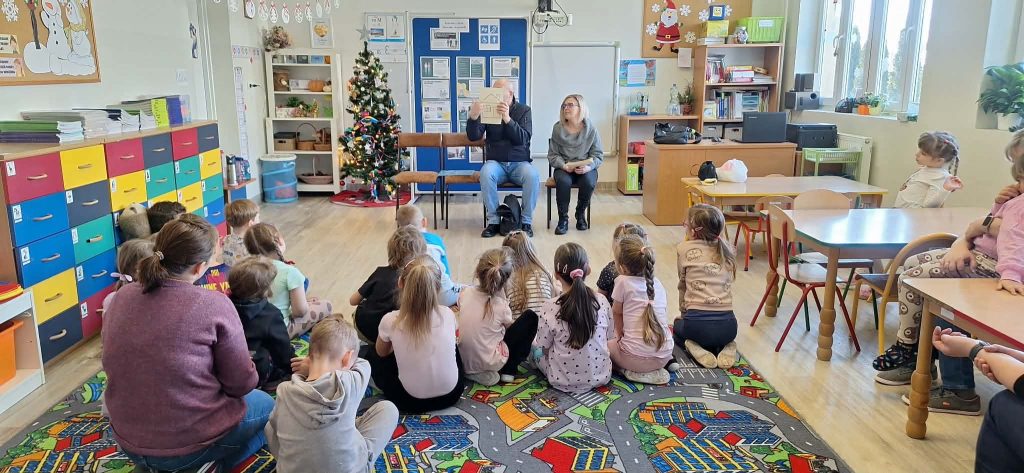 Łukasz pokazuje uczestnikom wypukłe obrazki - tyflografiki