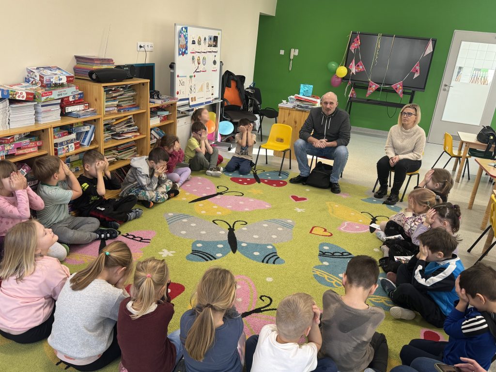 Dzieci zasłaniają oczy dłońmi - doświadczanie ciemności.