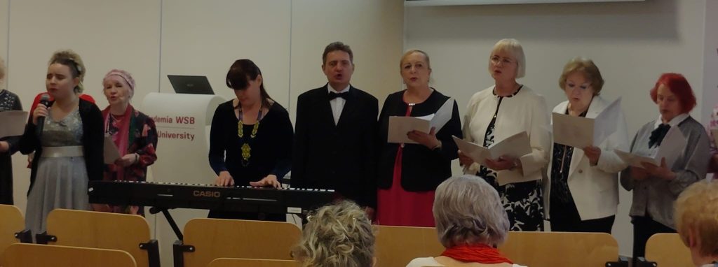 Chór Cantabile, Vitalina Duda akompaniuje na klawiszu, obok Rita Razumenko śpiewa