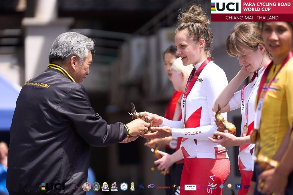 Wręczenie medali i gratulacje reprezentantek Polski otrzymują statuetki i medale.