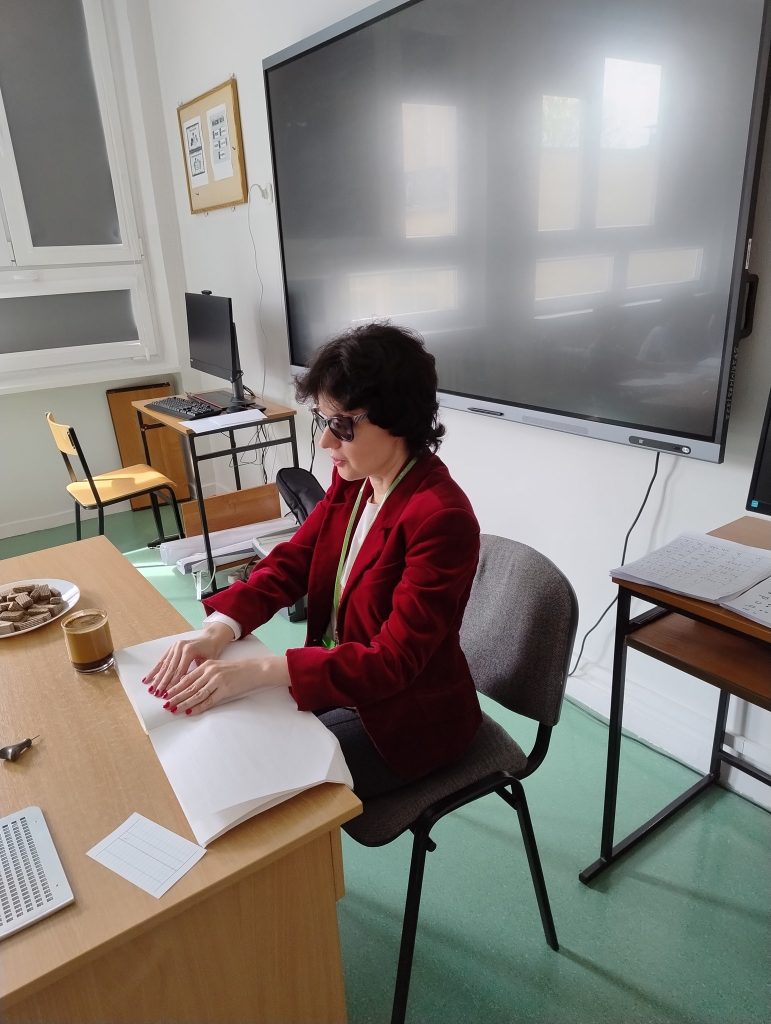 Spotkanie we Wrocławiu, w szkole: Katarzyna Nowak czyta tekst zapisany pismem punktowym