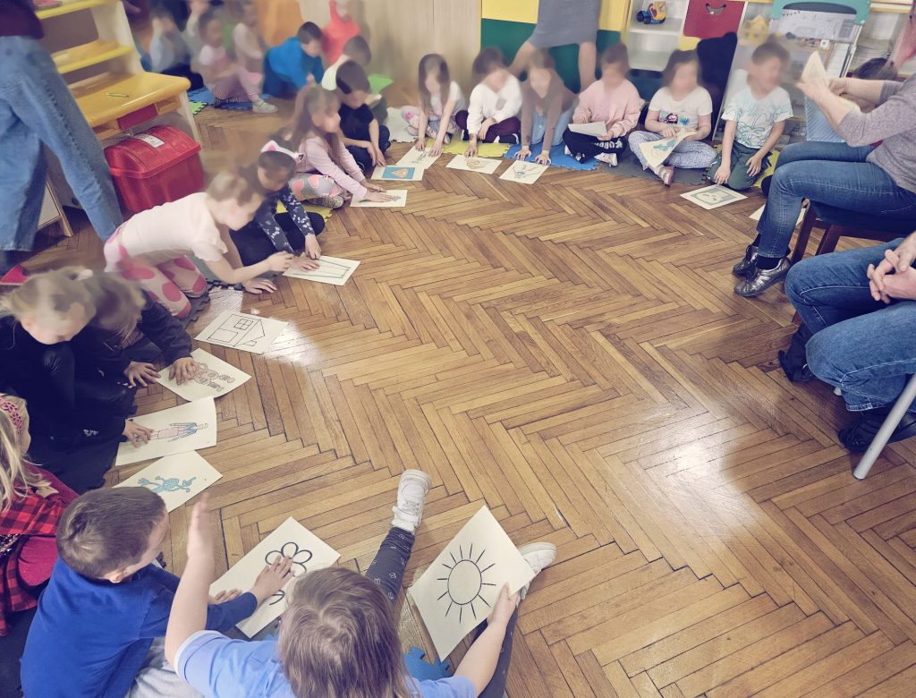 Projekt IPE MOON - przedszkolaki dotykają wypukłych ilustracji