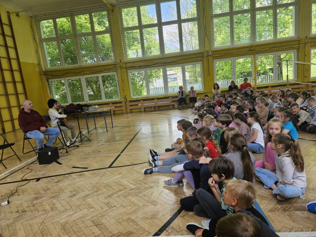 Sala Gimnastyczna - Kasia gra na gitarze. Obok niej Łukasz Baruch. Widok z publicznosci.