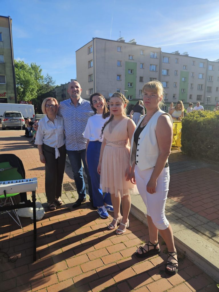 Artyści Fundacji (Karolina Żelichowska, Łukasz Baruch, Rita Razumenko, Vitalina Duda) z Weroniką Kolbiarz