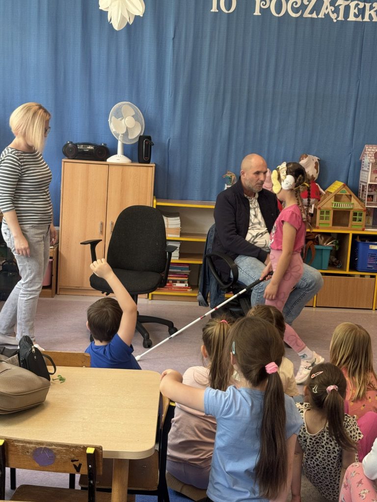 Dziewczynka z białą laską, obok niej Karolina Żelichowska i Łukasz Baruch.