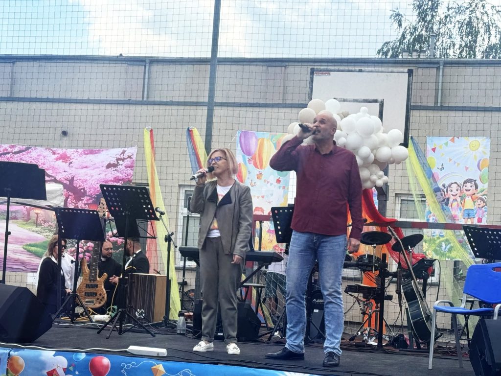 Łukasz Baruch i Karolina Żelichowska na festynowej scenie - śpiewają w duecie.