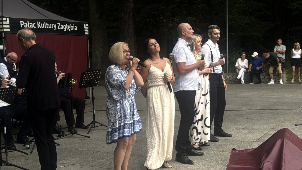 Wszyscy artyści na scenie - finał - Karolina przy mikrofonie