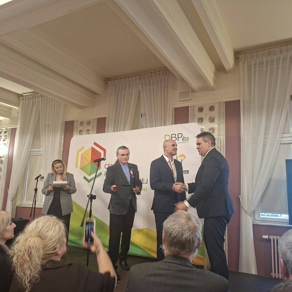 Łukasz Baruch otrzymuje odznaczenie "Liść Złotego Dębu"