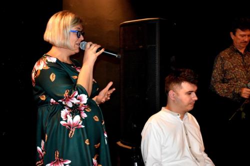 Iwona Zięba z mikrofonem