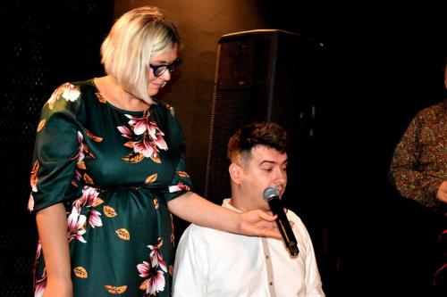 Michał Ziomek z mikrofonem