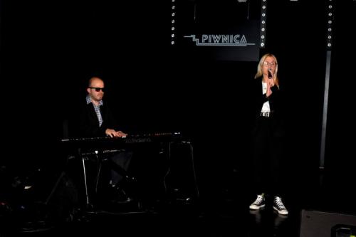W przerwach obrad jury - występ Anny Wereszczyńskiej, akompaniuje jej Grzegorz Dowgiałło