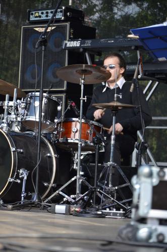 Świetnie śpiewa, gra na fortepianie, akordeonie i gitarze jednak najbardziej kocha grę na perkusji, a my lubimy spełniać marzenia.Grzesiek zagrał gościnnie z zespołem GIGA DRUM podczas występów Cacka i Oli Sobiech.